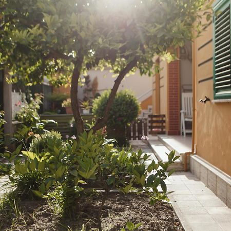 Rare Durres Apartment With Private Parking & Garden Экстерьер фото
